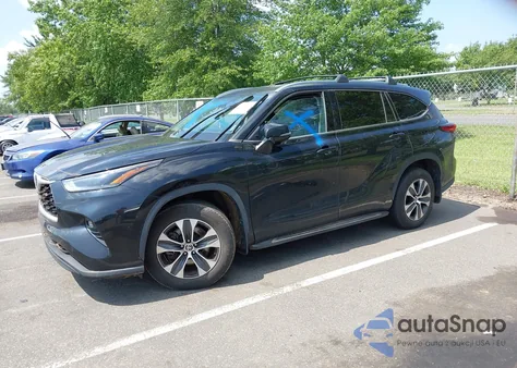 2021 Toyota Highlander Xle z USA, uszkodzony, nr VIN 5TDGZRBH1MS102373